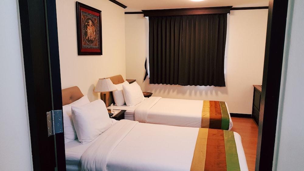 Yellow Ribbon Hills Boutique Suites Bangkok Exterior photo