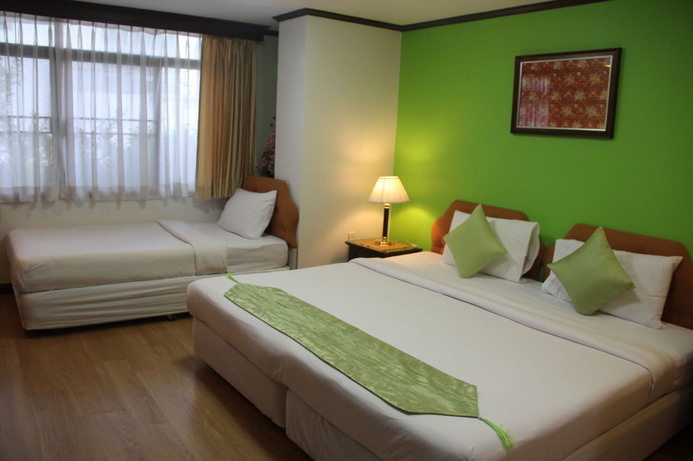 Yellow Ribbon Hills Boutique Suites Bangkok Exterior photo